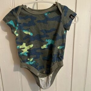 Mini Heroes 0/3m green Camouflage Baby short sleeve Onesie